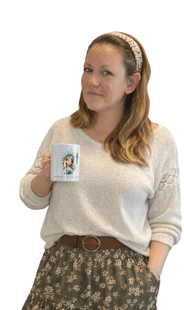 Cindy Thery, coach business pour assistantes indépendantes, tenant un mug Les New-Workeuses du Web